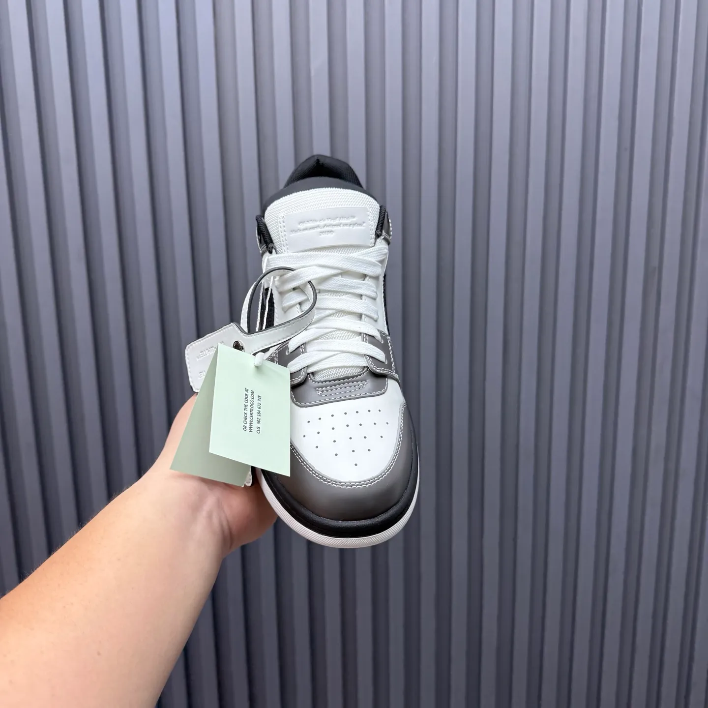 【off- white】P: 620💰Couple model👫, Size: 35-44 (Customized for men 38.45.46) High-quality version👊 "Out of office" series original molding, original lasting, production process 1:1 Original ➰OFF GRAY WHITE OW ➰ First-layer cowhide Imported skin-friendly and environmentally friendly polyester mesh Original molding high elastic and environmentally friendly molding pad Made with the original lasting process. The original molded rubber outsole (never yellows and deforms) has a super correct shape, bright color and strong three-dimensional effect👍. Packaging💯Full set of packaging synchronized with the official website (branded paper, certificate of quality, branded cloth bag)